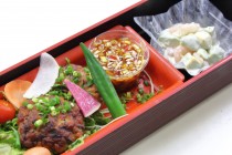 豚バラ肉のネギステーキとエビとアボカドサラダ